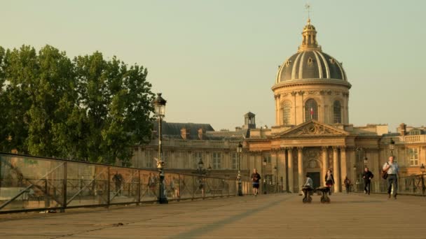 フランス 2019年4月30日 パリのインスティトゥート フランスとポン アーツを背景に歩く人々の低角ワイドショット 夜明けに撮影 — ストック動画