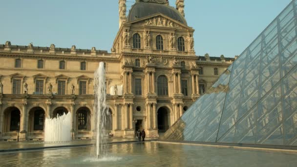 Paris Fransa Nisan 2019 Louvre Piramidi Çeşmelerin Statik Orta Klibi — Stok video