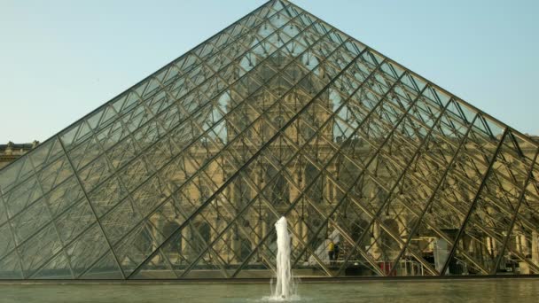 フランス 2019年4月30日 ルーヴルのピラミッドと噴水のクリップに静的な広い頭 黄金の光の中で早朝に撮影 — ストック動画