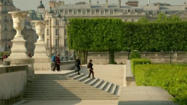 Paris/Fransa-30 Nisan 2019: Asya turist bir bahar sabahı Paris 'te Tuileries Bahçesi içine adımlar aşağı yürümek 