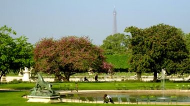Springtime sırasında Paris 'te Tuileries Bahçesi 'nin statik geniş görüntüsü. Eyfel Kulesi arka planda