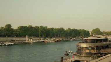 Paris/Fransa-30 Nisan 2019: Paris 'teki Seine Nehri boyunca nehir teknesinden Alexandre III Köprüsü 'ne Pan