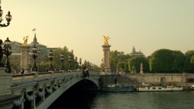 Paris/Fransa-30 Nisan 2019: Alexandre III Köprüsü 'nden Paris 'teki Seine nehrinin karşısındaki nehir teknesine Pan