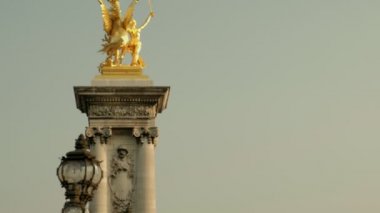 Paris/Fransa-30 Nisan 2019: Paris 'te arka planda Les Invalides ile Alexandre III Köprüsü 'nde duvar sütununun aşağı eğim