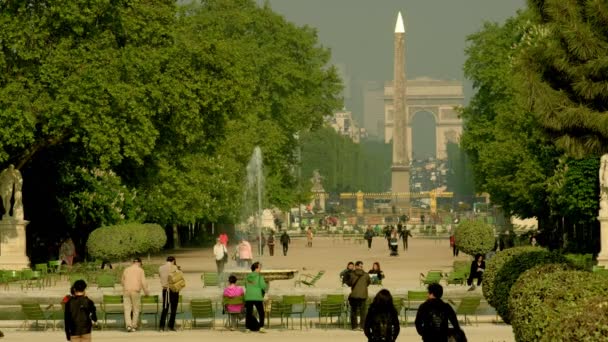 2019年4月30日 在春天通过巴黎的杜伊勒里花园看静态长枪 卢克索方尖碑和凯旋门在后台 — 图库视频影像