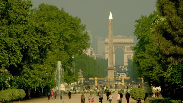 フランス 2019年4月30日 春にパリのチュイルリー庭園を見渡す静的なロングショット ルクソール オベリスクとアーク トリオンフが背景にある — ストック動画