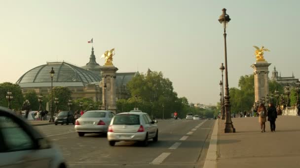 Paris França Abril 2019 Clipe Estático Carros Pessoas Atravessando Ponte — Vídeo de Stock