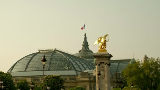 Paris Grand Palais Kubbenin Üstünde Uçan Fransız Bayrağı Statik Çekim — Stok video