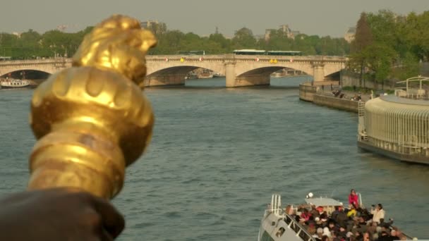 2019年4月30日 从亚历山大三桥在巴黎塞因河上的河流游览船 由桥的装饰框架 — 图库视频影像