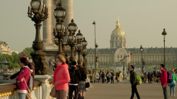 Paris France April 2019 Touristen Auf Der Alexandre Iii Brücke — Stockvideo
