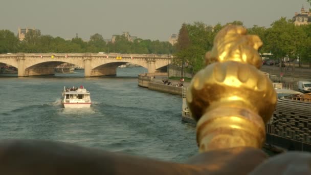 从巴黎塞内河上的游船 在巴黎的塞因河上通过河游览船 由桥的装饰框架 — 图库视频影像