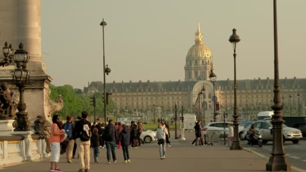 París Francia Abril 2019 Turistas Puente Alexandre Iii Con Les — Vídeos de Stock