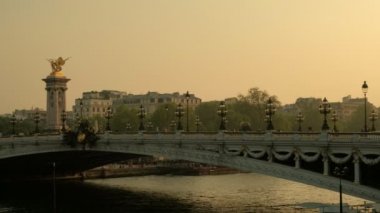 Paris'te gün batımı sırasında Alexandre III köprü karşısında soldan sağa kısa tava. Arka planda Eyfel Kulesi