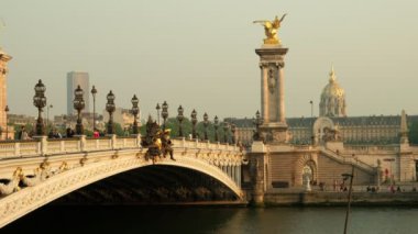 Paris/Fransa - 30 Nisan 2019: Paris'te arka planda Les Invalides ile Alexandre III köprüsünün statik çekimi. Akşam altın saat boyunca alınan
