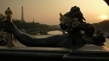 Paris, Fransa'da gün batımı saatinde arka planda Alexandre III köprü ve Eyfel Kulesi üzerinde kilitleri ile Perisi Heykeli
