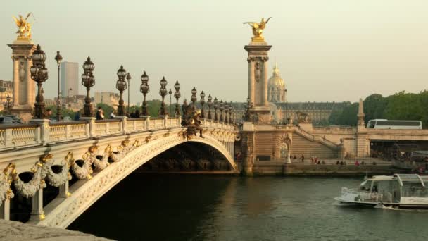 París Francia Abril 2019 Paseo Barco Por Debajo Del Puente — Vídeos de Stock