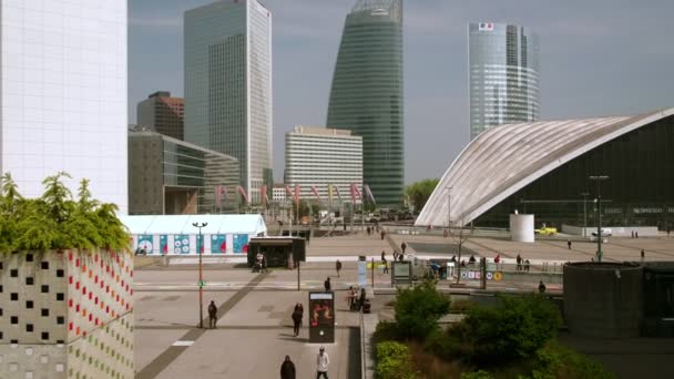 París Francia Mayo 2019 Clip Bajada Escaleras Mecánicas Rascacielos Distrito — Vídeos de Stock