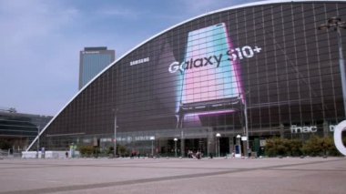 Paris/Fransa - 1 Mayıs 2019: La Defense iş bölgesinde açık alanda Pan Paris, Fransa'da Büyük Savunma Arc için