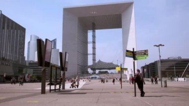 Paris/Fransa - 1 Mayıs 2019: Paris'teki La Defense iş bölgesinde açık alanda yürüyen insanlar. Arka planda Savunma Büyük Yay