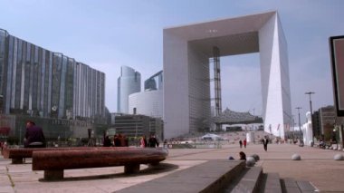 Paris/Fransa - 1 Mayıs 2019: Paris'teki La Defense iş bölgesinde açık alanda yürüyen insanlar. Arka planda modern gökdelenler