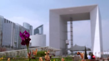 Paris 'in La Defense iş bölgesinde çiçek açarken çekilen statik çekimlerde arka planda gökdelenler yok edildi. 