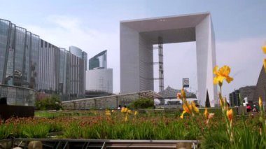 Paris'te La Defense iş bölgesinde arka planda gökdelenler ile çiçekler arasında Pan