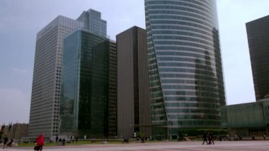 Paris/Fransa - 1 Mayıs 2019: Paris, Fransa'daki La Defense iş bölgesinde modern cam ve çelik gökdelenleri dikin