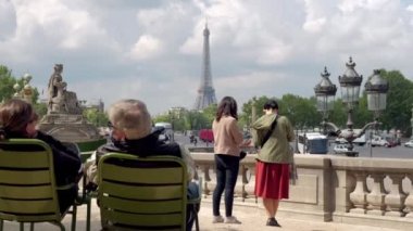 Paris/Fransa - 3 Mayıs 2019: Place de la Concorde üzerindeki Eyfel Kulesi'ne bakan turistlerden Paris'te ayrılan turistlere kamera yükseliyor