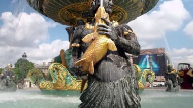 Paris/Fransa - 3 Mayıs 2019: Paris'teki Place de la Concorde'daki Nehirler Çeşmesi'nin ortasındaki figürleri ortaya çıkarmak için sola kamera slaytları
