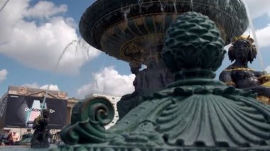 Paris/Fransa - 3 Mayıs 2019: Kamera slaytları Paris'teki Place de la Concorde'da Nehirlerçeşmesi süslerini geçiyor