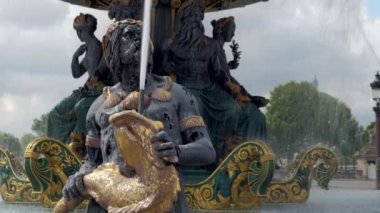 Paris/Fransa - 3 Mayıs 2019: Place de la Concorde'daki çeşme figürünün yakın klibi Paris'te tur otobüsü olarak geçiyor