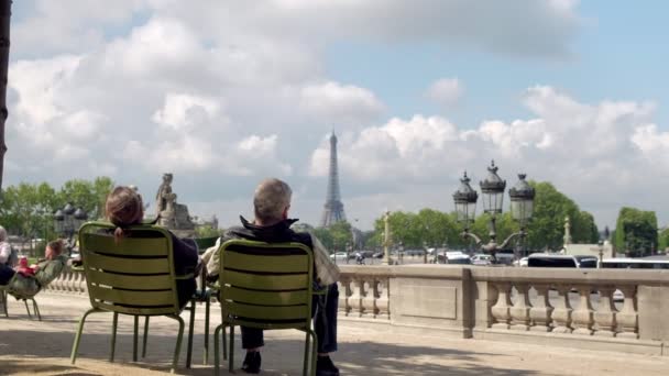 フランス 2019年5月3日 パリのコンコルド広場の上にエッフェル塔を見ているカップルの短いスライダークリップ — ストック動画