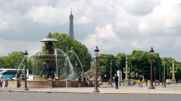 フランス 2019年5月3日 パリのコンコルド広場で通過するトラフィックとして海洋噴水の近くの観光客 エッフェル塔は背景にあります — ストック動画