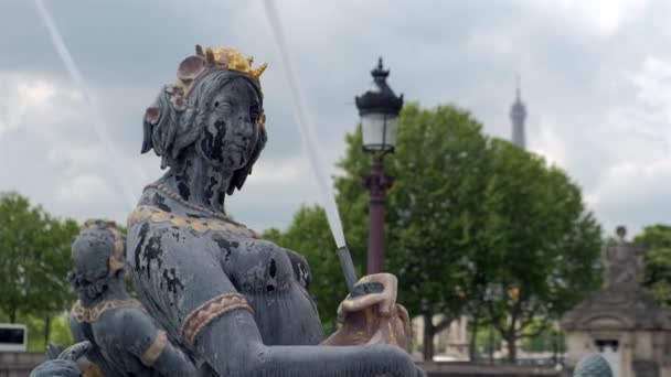 フランスのコンコルド広場で川の噴水に女性の姿のクローズショット — ストック動画