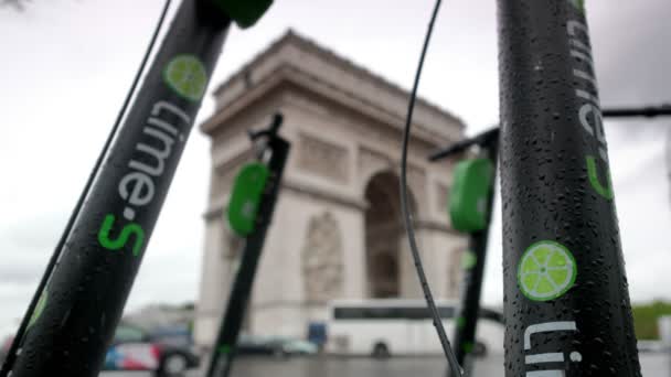 París Francia Mayo 2019 Primer Clip Scooters Eléctricos Lime Con — Vídeo de stock