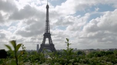 Trocadero Paris'te çitin üstündekamera kaydırıyor. Eyfel Kulesi arka plandadır. Kısmen güneşli bir bahar gününde alınan