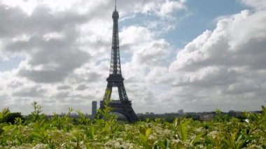 Trocadero Paris'te çitin üstündekamera kaydırıyor. Eyfel Kulesi arka plandadır. Kısmen güneşli bir bahar gününde alınan