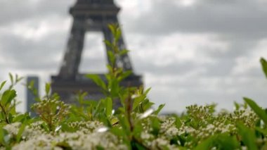 Trocadero Paris'te çitin üstündekamera kaydırıyor. Eyfel Kulesi arka planda odak dışında. Kısmen güneşli bir bahar gününde alınan