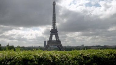 Kamera güneşli bir bahar gününde Eyfel Kulesi'nden Trocadero çit arkasında jib tarzı iner