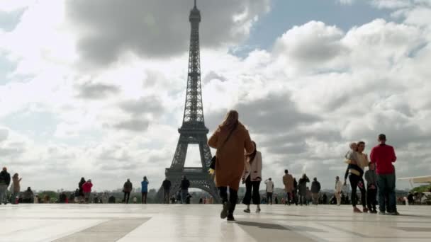 Arka Planda Eyfel Kulesi Ile Paris Trocadero Üzerinde Yürüyen Turistlerin — Stok video