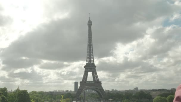 パリのトロカデロからエッフェル塔を見て観光客にカメラスライド 部分的に晴れた春の日に撮影 — ストック動画