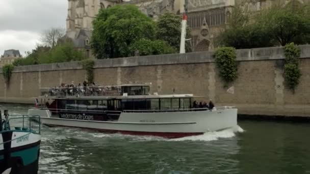 Camera Tilts Passing Tour Boat River Seine Notre Dame Cathedral — Stock Video
