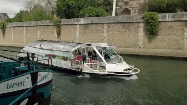 Kamera Dönti Fel Áthaladó Túra Hajót Szajna Notre Dame Székesegyház — Stock videók