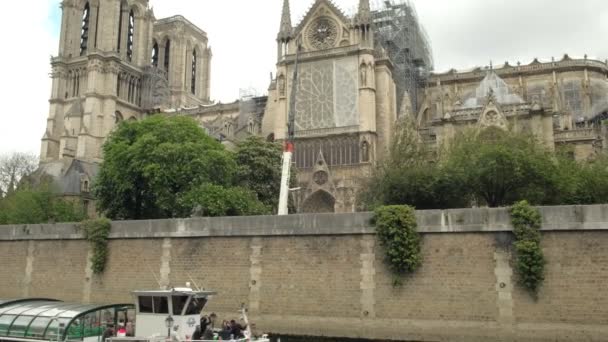 Kamera Notre Dame Katedrali Nden Seine Nehri Üzerinde Geçen Tur — Stok video