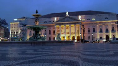 Lizbon Rossio Meydanı'nda Ulusal Tiyatro Çeşme ve ışıklı cephe, Portekiz. Akşam alacakaranlık sırasında çekilen