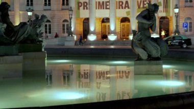 Portekiz, Lizbon 'daki Rossio Meydanı' ndaki fıskiyede Ulusal Tiyatro 'nun yansıması. Gece çekilmiş.