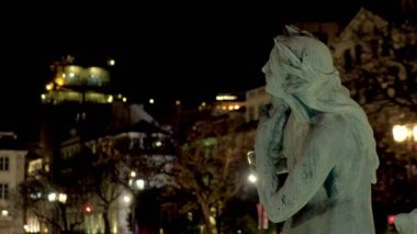 Gece Lizbon'da arka planda Asansör de Santa Justa çeşme de heykeli odak değiştirme, Portekiz