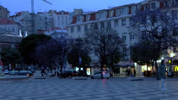里斯本 葡萄牙 2019年5月7日 从右到左 在里斯本国家剧院与国家剧院 人们经过 在晚上的蓝色时间拍摄 — 图库视频影像