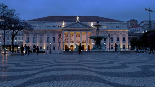 Lissabon Portugal Maj 2019 Låg Vinkel Klipp Fontän Och Upplyst — Stockvideo