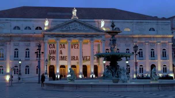リスボン ポルトガル 2019年5月7日 ブロンズの噴水とリスボン ポルトガルのロッシア広場で国立劇場の照明ファサード 夕方の時間帯に撮影 — ストック動画